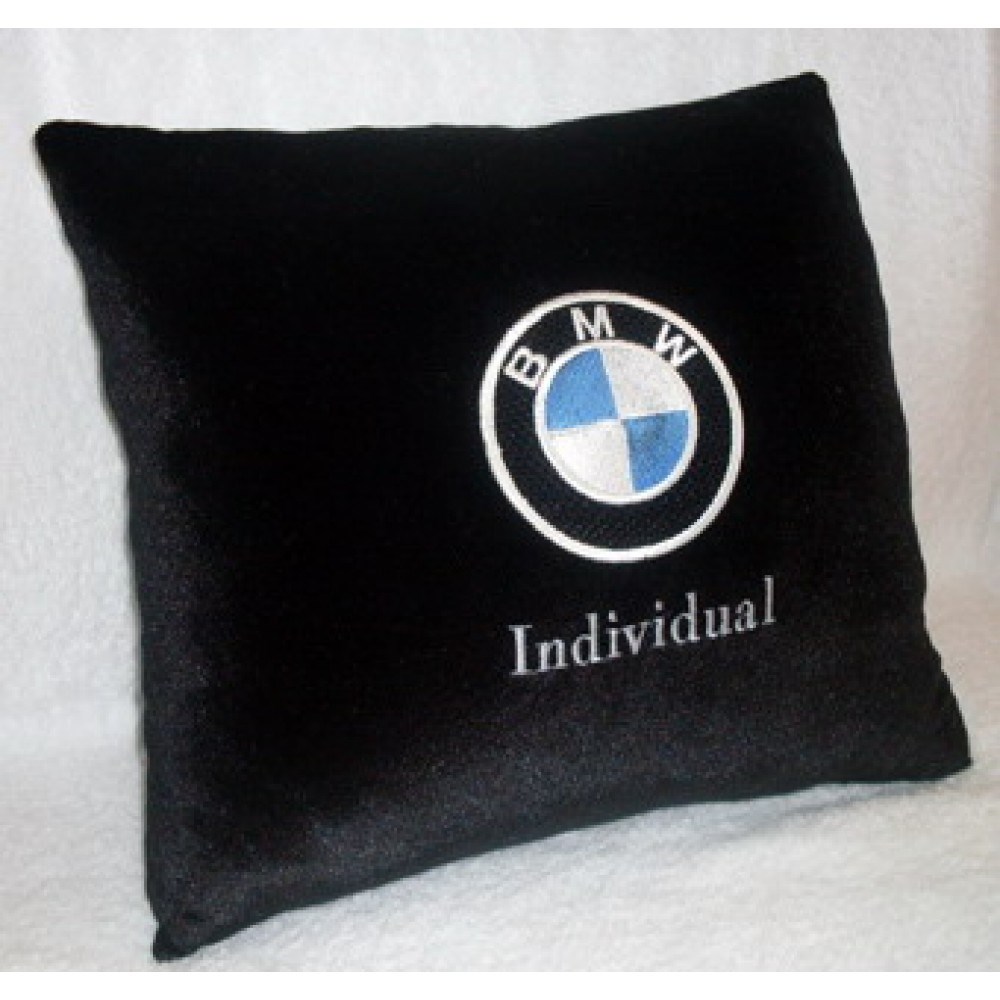 Купить подушки бмв. Автомобильные подушки с логотипом. Подушка BMW. Подушки с логотипом БМВ В машину. Сувенирные подушки с логотипом.