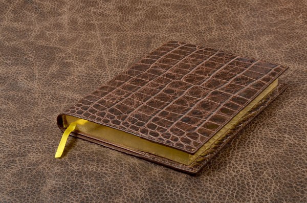 Темно-коричневый ежедневник из кожи крокодила