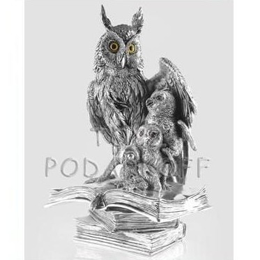 Композиция Семейство филинов на книгах