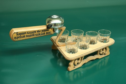 Мастерок с рюмками и прикольной надписью.
