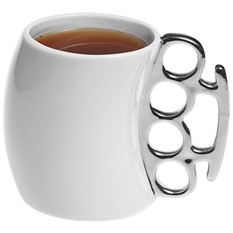 Белая с серебристой ручкой кружка «Кастет»