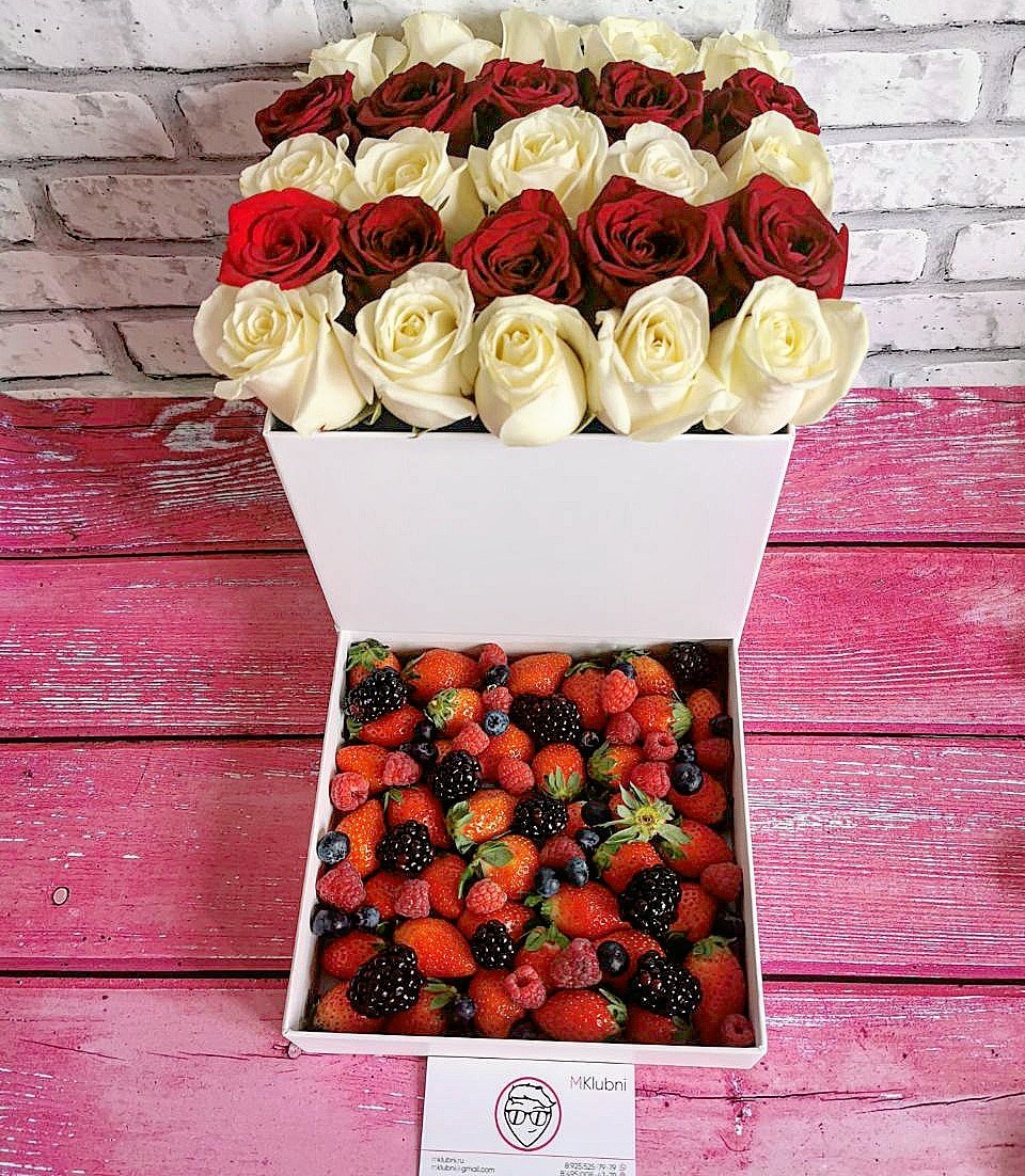 Шкатулка клубника в шоколаде. Коробки с цветами и ягодами. Коробки с цветами и клубникой. Коробочки с цветами и ягодами. Ягода в коробочке.