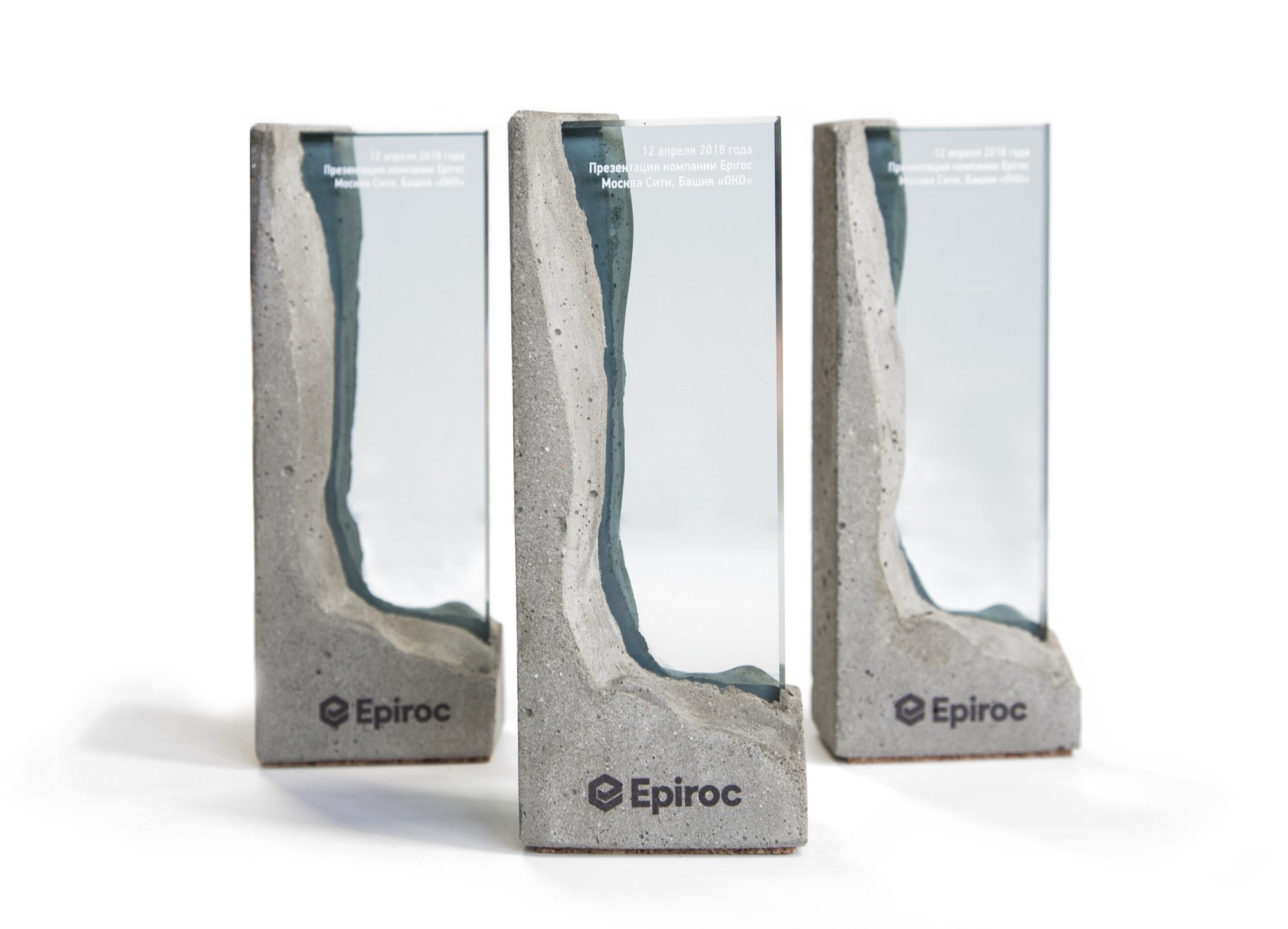 Наградная стела с элементом из бетона