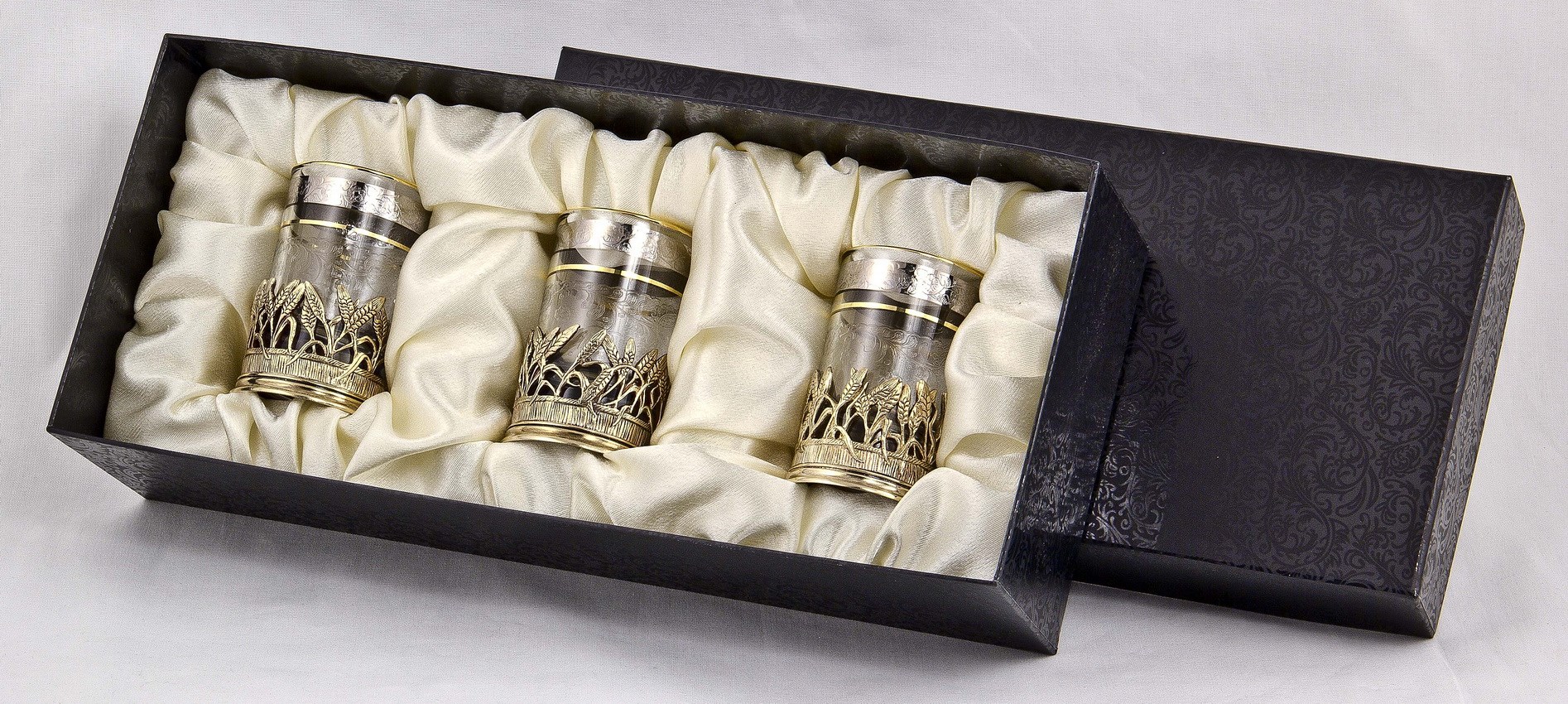 Набор из чарок на две персоны. Набор из 3 х. Набор с чарками златоуст. Imperial germany посуда. Инструмент green apple.