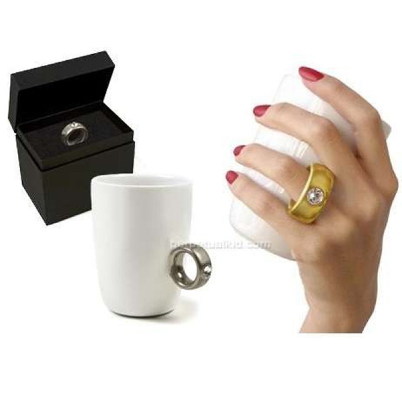 кружка с кольцом бриллианта. кружка с ручкой в виде кольца. кружка обручальное кольцо. кружка с кольцом. кружка с золотой ручкой.