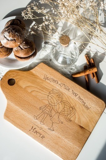 Именная разделочная доска Целуюсь лучше, чем готовлю
