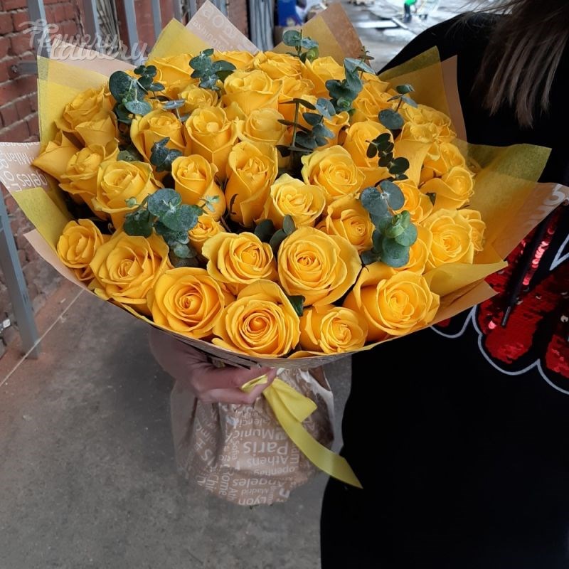 Букет из желтых роз с эвкалиптом Z17