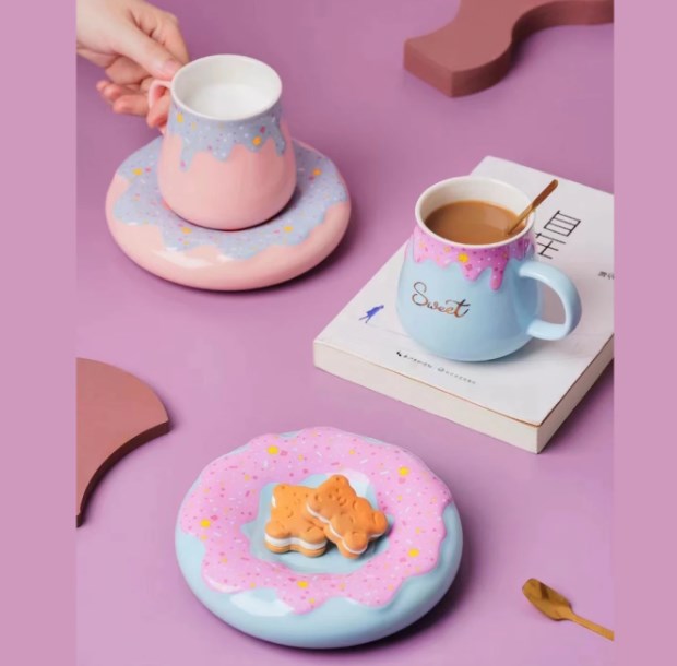 Кружка с блюдцем и ложкой Пончик (разные цвета)