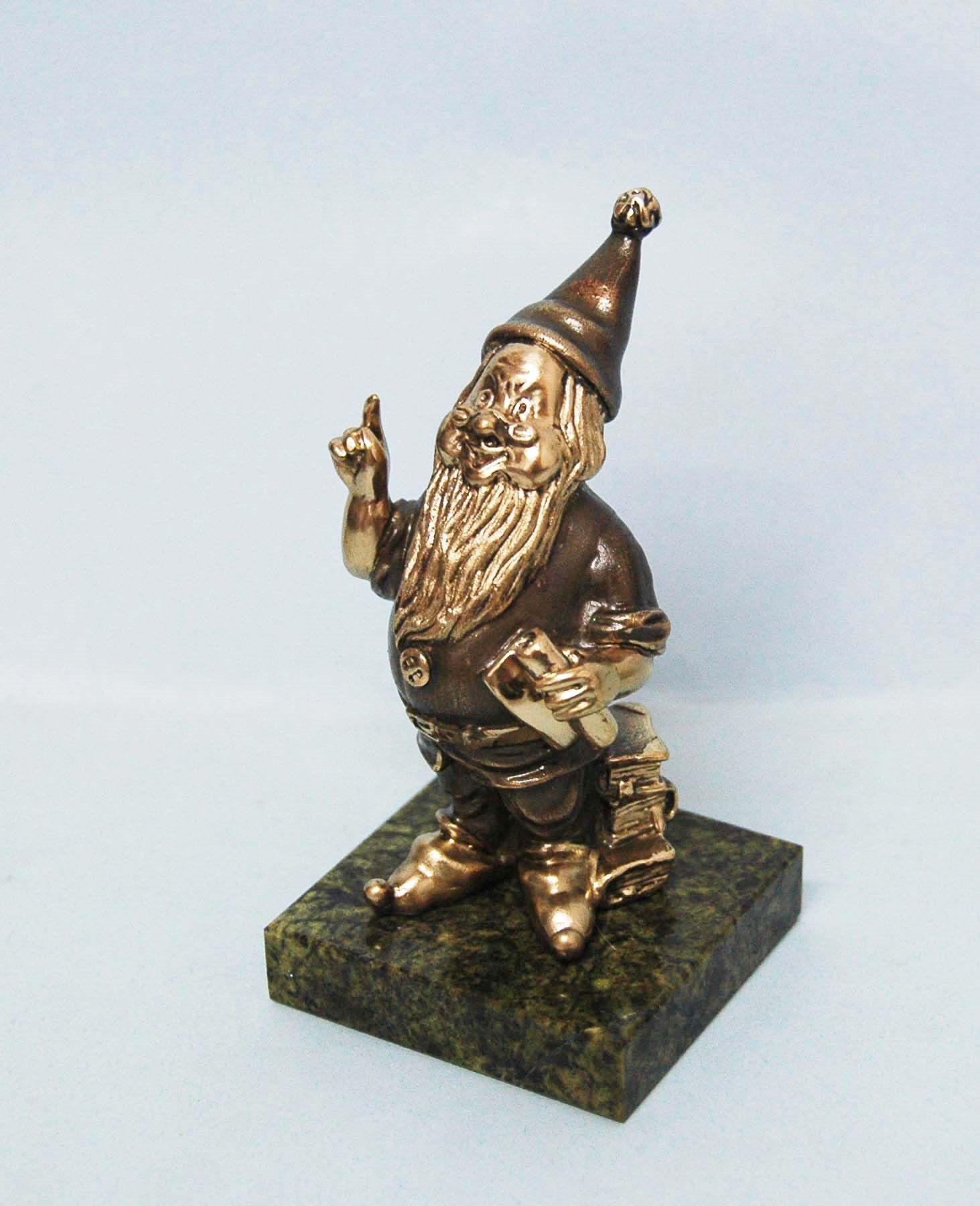 Садовая фигурка звездочета. Вязаная игрушка гном. Гномик звездочет. Гном звездочет. Гном звездочет.